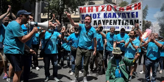 Des milliers de manifestants protestent contre "une loi d'esclavage moderne" en Grèce.