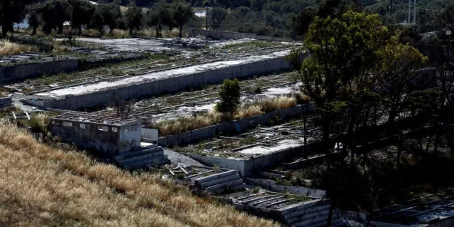 Quatre Afghans condamnés à dix ans de prison pour l’incendie du camp de Moria à Lesbos.