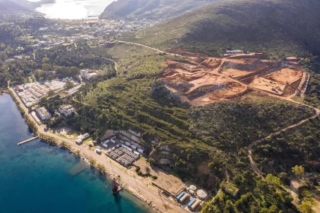 
Îles grecques face aux migrants: «Ce camp défigure notre littoral!»  .