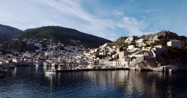 Grèce : une journaliste néerlandaise arrêtée pour avoir hébergé un migrant afghan.