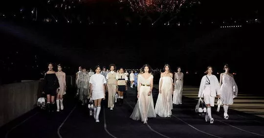 Dior en Grèce : mode et pouvoir.