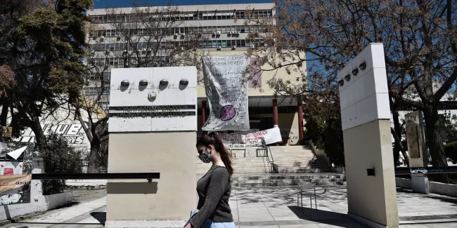 En Grèce, des chèques-cadeaux pour inciter les jeunes à se faire vacciner.