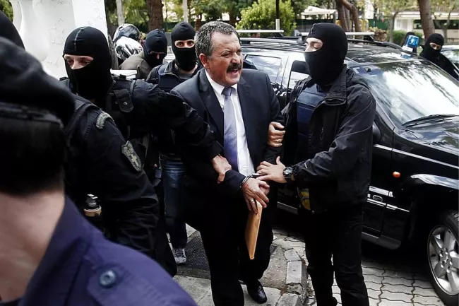 Interpellation en Grèce: En fuite, le numéro 2 du parti néonazi Aube dorée a été arrêté.