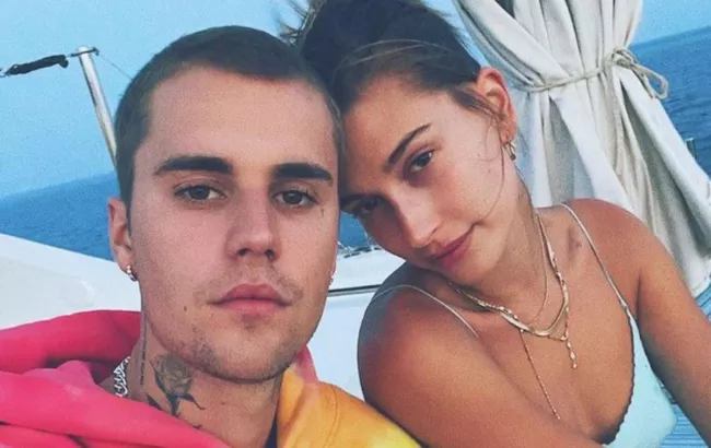 Après Paris, Paros : en photos, les vacances dorées de Hailey et Justin Bieber en Grèce.