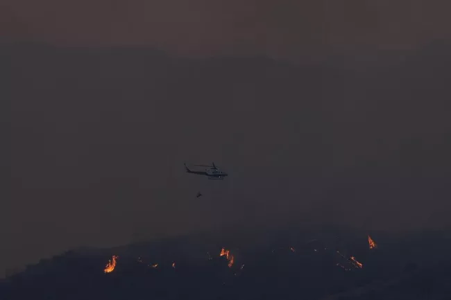 Lutte contre le feu: Énorme incendie dans le sud de Chypre .