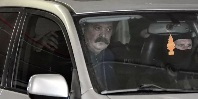 Grèce: après dix mois de cavale, le numéro 2 du parti néonazi Aube dorée a été arrêté.