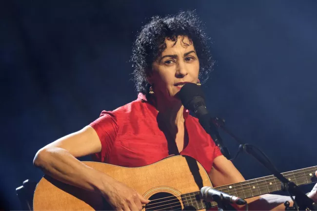 Angélique Ionatos, en concert à Montreuil-sous-Bois (Seine-Saint-Denis), en juin 2015.