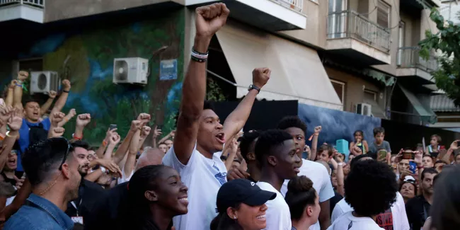 Sacré en NBA, le basketteur Giannis Antetokounmpo met la Grèce face à ses contradictions.