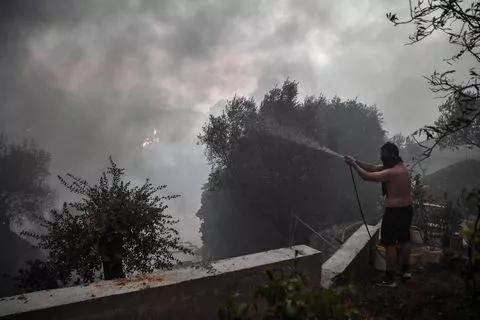 Un linceul de cendres entoure Athènes : "Comment nous, Athéniens, allons respirer dorénavant ?".