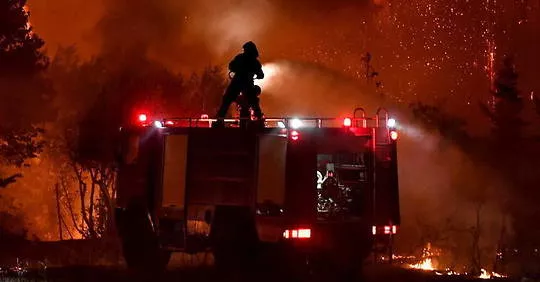 Grèce : des villages ravagés par les feux près d’Athènes.
