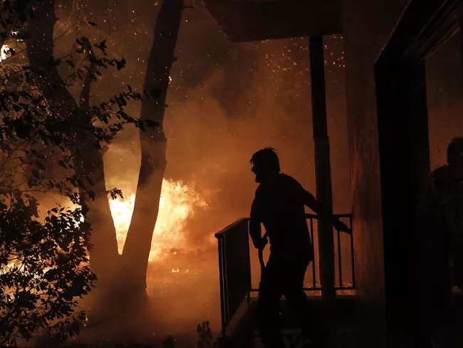 «Situation critique» en Grèce: Le feu embrase des villages aux portes d’Athènes.