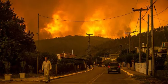 Incendies en Grèce : le feu toujours incontrôlable sur l’île d’Eubée, celui au nord d’Athènes semble maîtrisé.