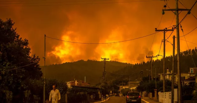 En Grèce, l’île d’Eubée se sent seule face aux flammes et au désespoir.
