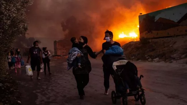 Sur l'île grecque de Lesbos, le camp de Moria, alors le plus grand d'Europe, a été entièrement ravagé par les flammes le 9 septembre 2020 par deux incendies successifs. ANGELOS TZORTZINIS / AFP


