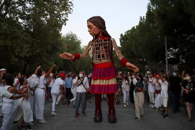 La marionnette Amal lors de son passage à Athènes, le 2 septembre 2021. PHOTO / COSTAS BALTAS / REUTERS


