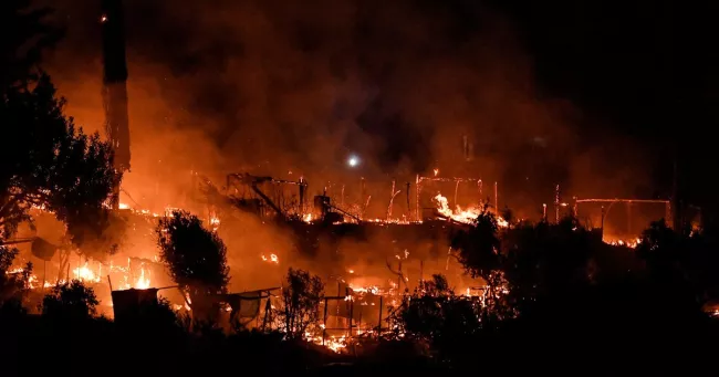 Ile grecque de Samos: un camp de migrants sous les flammes.