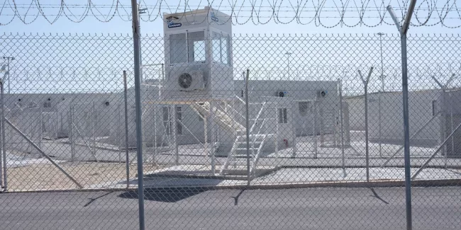 A Samos, la Grèce inaugure des camps de haute sécurité pour les réfugiés.