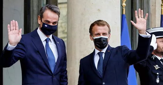 Emmanuel Macron annonce la vente de trois frégates à la Grèce.