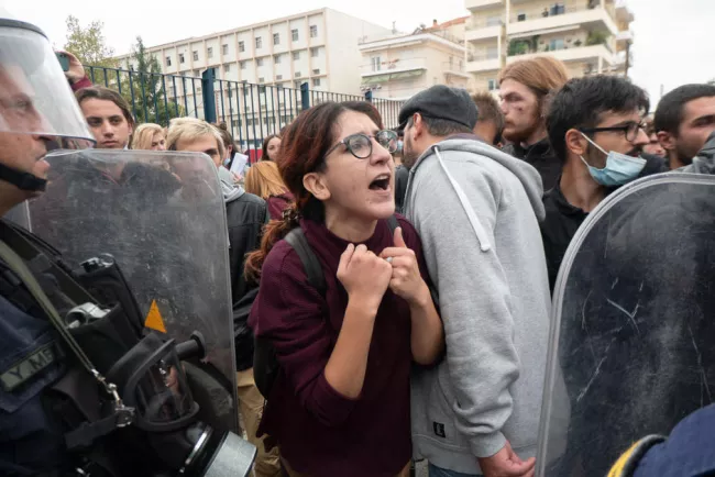 Des étudiants manifestant devant un établissement scolaire de Stavroupoli, dans la banlieue de Thessalonique, ont été attaqués par des militants d'extrême droite et du parti néonazi Aube dorée, le 29 septembre 2021. PHOTO / NICOLAS ECONOMOU / NURPHOTO VIA AFP


