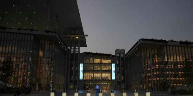 En Grèce, la charité bien ordonnée des armateurs , ces « seigneurs de la mer ».