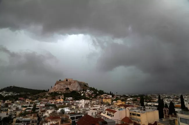 Grèce: écoles et services publics fermés à Athènes à cause d'importantes inondations.