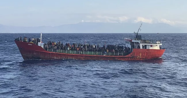 Un bateau avec 400 personnes à bord a été secouru vendredi par la marine grecque. — © Handout/Hellenic Coast Guard/AFP


