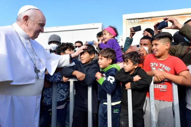 Voyage pontifical en Grèce: Le pape François rencontre la population du camp de Lesbos.