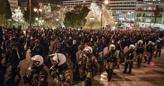 Des manifestants rendent hommage à la mémoire de Alexandros Grigoropoulos, 15 ans tué par la police lors d'une émeute urbaine en 2008, au centre d'Athènes le 6 décembre 2021.


