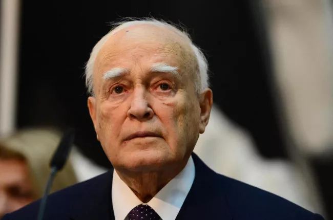 Deuil en Grèce: L’ancien président Carolos Papoulias meurt à 92 ans.