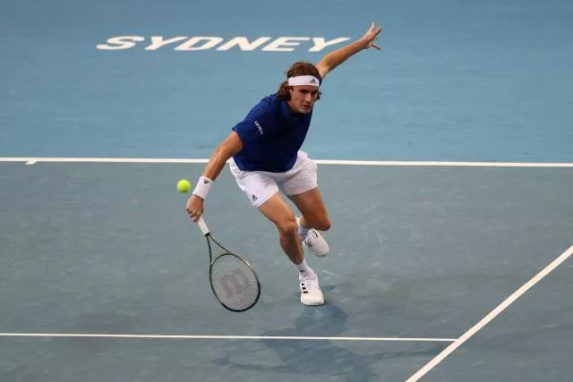 Stefanos Tsitsipas s'est rassuré sur l'état de son coude droit, samedi, en double face à la Pologne. (J. Prévost/Reuters)


