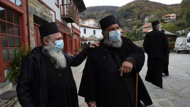 Des moines du mont Athos viennent de recevoir une troisième dose du vaccin contre le Covid-19, le 17 novembre dernier. ALEXANDROS AVRAMIDIS/REUTERS


