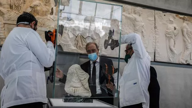 Le musée de l'Acropole d'Athènes, en Grèce, reçoit un fragment du Parthénon, prêté après un accord avec le Musée Salinas, en Sicile. GIORGOS KONTARINIS/AFP


