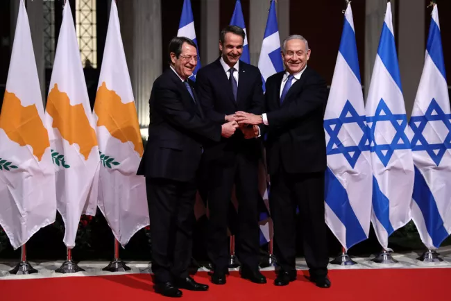 Le président chypriote, Nicos Anastasiades, le Premier ministre grec, Kyriakos Mitsotakis, et le Premier ministre israélien de l'époque, Benyamin Nétanyahou, à Athènes, le 2 janvier 2020. PHOTO / ALKIS KONSTANTINIDIS / REUTERS


