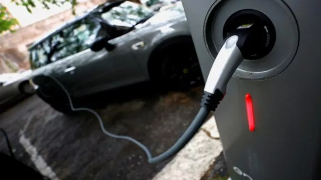 Le géant des hydrocarbures italien est de plus en plus présent dans l'électrique. Guglielmo Mangiapane / REUTERS


