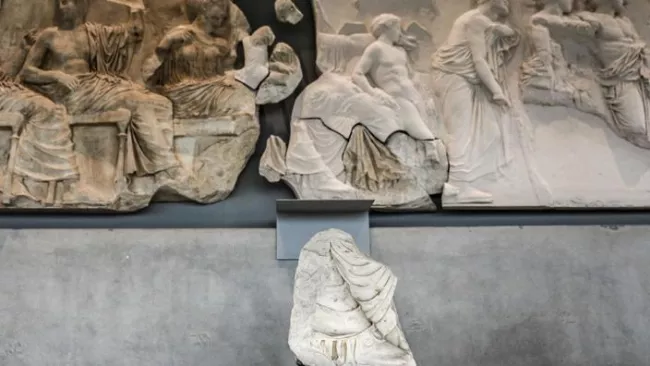 Le morceau de frise représente un pied d'Artémis. Il appartenait à la partie du monument consacrée aux dieux de l'Olympe. GIORGOS KONTARINIS / AFP


