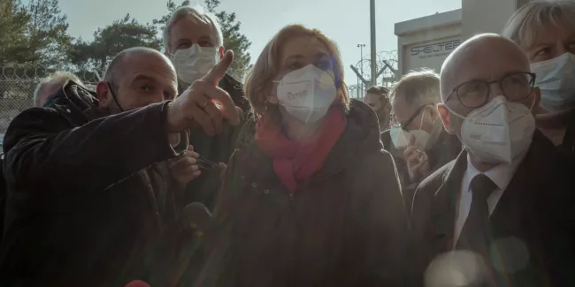 Valérie Pécresse, en visite dans le camp de migrants de Samos, vante un « modèle » de « fermeté » et d’« humanité ».