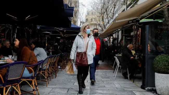 Depuis quinze jours, les bars et restaurants ferment à minuit. COSTAS BALTAS / REUTERS


