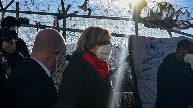 Accompagnée d'Éric Ciotti, Valérie Pécresse visite samedi l'ancien camp de Vathy, sur l'île grecque de Samos, où s'entassaient plus de 9 000 réfugiés dans des conditions scandaleuses. ALAIN JOCARD/AFP


