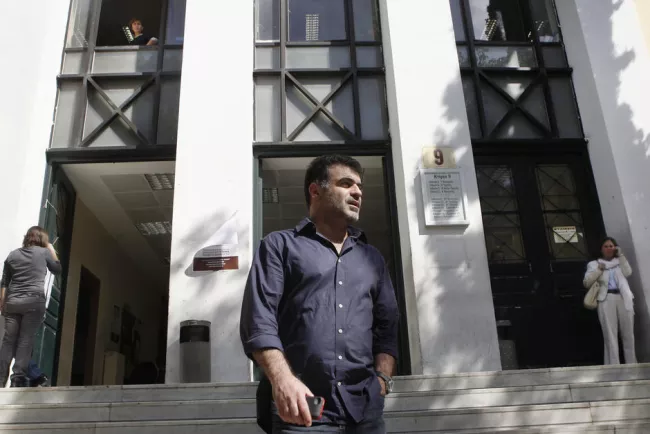 Le journaliste grec Kostas Vaxevanis, ici quittant un tribunal, à Athènes, en 2013, comparaît de nouveau devant la justice ce 19 janvier 2022. REUTERS/John Kolesidis


