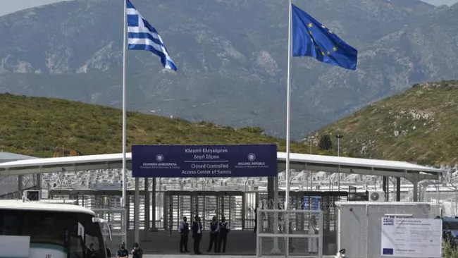 L'entrée du nouveau RIC (centre d'accueil et d'identification) polyvalent financé par l'UE pour les migrants sur l'île de Samos. LOUISA GOULIAMAKI / AFP



