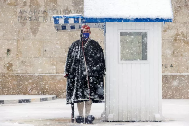 Un evzone, membre de la garde présidentielle grecque, devant la tombe du soldat inconnu à Athènes, le 24 janvier 2022. Photo Giorgos Moutafis/Reuters


