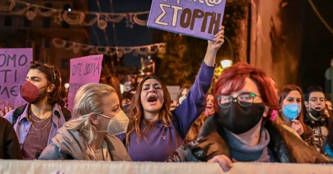 Une manifestante à Athènes le 21 janvier 2022 brandit un slogan affirmant «Nous sommes pleines de rage» après un viol collectif présumé qui a libéré la parole des victimes en Grèce. — © Louisa GOULIAMAKI / AFP



