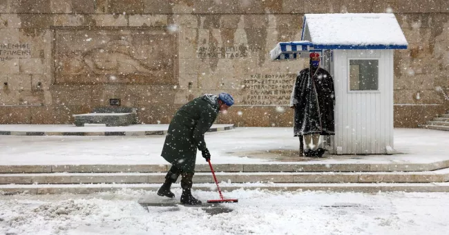 Opération de déneigement devant la tombe du soldat inconnu à Athènes lundi.


