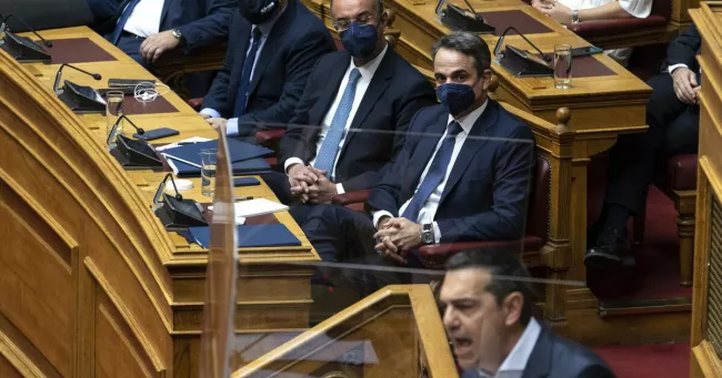 Le chef de l'opposition, Alexis Tsipras (au premier plan), a qualifié de «fiasco» la réponse de Mitsotakis (au second plan) à la tempête de neige qui a frappé la Grèce. Au Parlement, à Athènes, dimanche.


