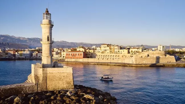 Le phare du vieux port de la Canée, en Crète. LAURENT FABRE / Le Figaro Magazine


