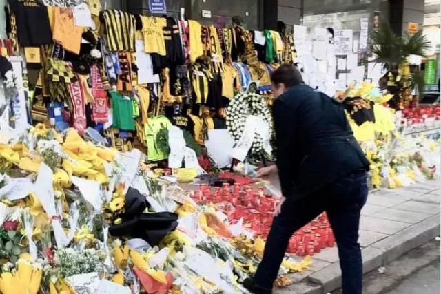 Des anonymes ont déposé des fleurs, des bougies, des messages et des maillots au nom de la victime sur la scène du crime. (DR/@MargSchinas)


