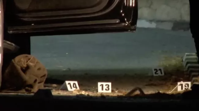 Sur les lieux de l'assassinat du mafieux chypriote Halil Falyali, dans la nuit du lundi 7 au mardi 8 février 2022.  Capture d'image d'un reportage de la chaîne de télévision turque Haber Global.


