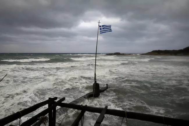 La drapeau grec sur une plage de Kyllíni.  PHOTO / COSTAS BALTAS / REUTERS


