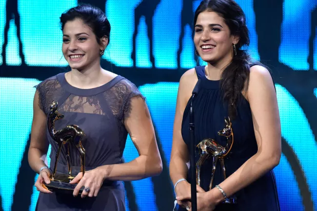 Sarah Mardini et sa sœur Yusra aux Bambi Awards à Berlin, le 17 novembre 2016. Photo/ CLEMENS BILAN / DPA / AFP


