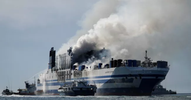 Une grosse fumée noire au-dessus de l'«Euroferry Olympia», ce vendredi.  Au large de Corfou, 18 février 2022. — © ADONIS SKORDILIS / REUTERS


